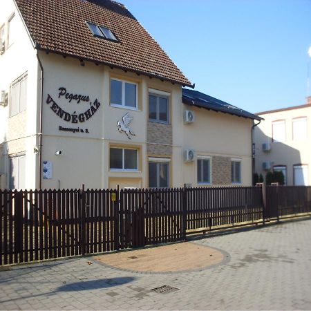 Hotel Pegazus Vendégház Hajdúszoboszló Esterno foto